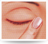 閉眼，用手指輕輕向鼻梁方向壓迫內(nèi)側(cè)眼角,保持滴藥姿勢(shì)1-3分鐘。